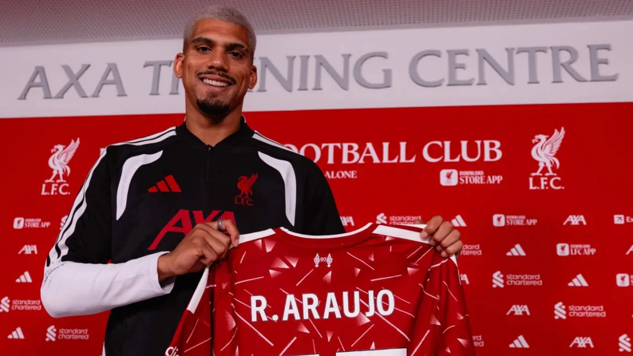 Rayuan Iraola Bikin Ronald Araujo Mantap Tinggalkan Barcelona untuk Liverpool