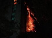 Gedung Bapenda DKI Jakarta Terbakar, 20 Armada Damkar Dikerahkan