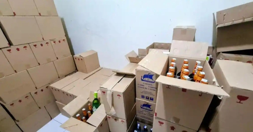 Polisi Bongkar Gudang Miras Berkedok Bengkel Las di Pameungpeuk, 7.000 Botol Disita