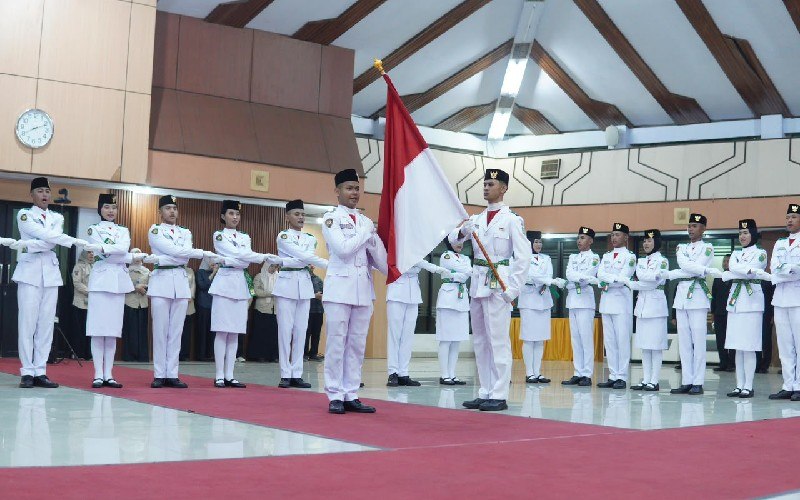 35 Siswa Terpilih Resmi dikukuhkan Sebagai Pengibar Bendera Pusaka HUT Ke-81 RI di Subang