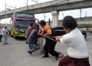 Sambut HUT ke-81 RI, Warga dan Sopir Ikuti Lomba Tarik Bus di Terminal Lebak Bulus