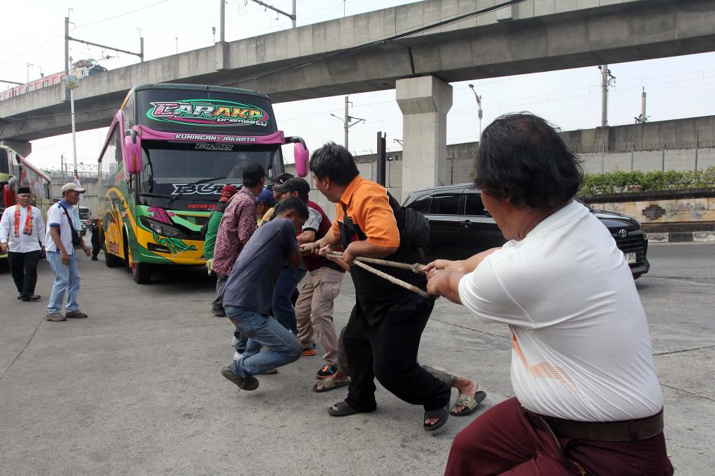 Sambut HUT ke-81 RI, Warga dan Sopir Ikuti Lomba Tarik Bus di Terminal Lebak Bulus