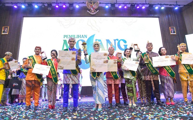 Perwakilan Subang Raih Dua Gelar Khusus di Mojang Jajaka Jawa Barat 2026