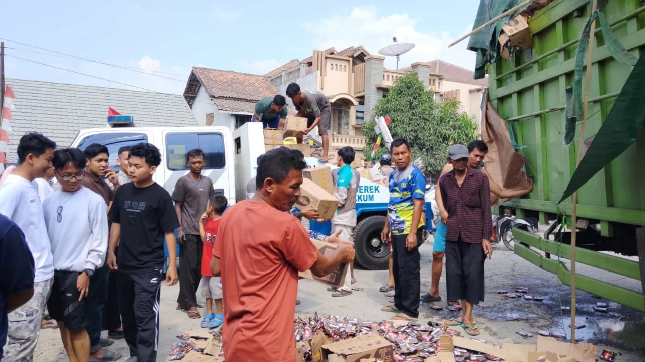Truk Tabrak Rumah Warga di Purwakarta, Sopir Dikabarkan Selamat
