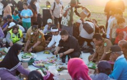 Syukuran Jalan Bobos-Rancadaka, Bupati Kang Rey Tanpa Sekat Duduk dan Makan Bersama