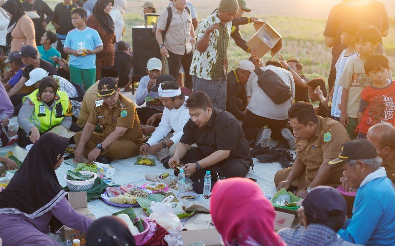 Syukuran Jalan Bobos-Rancadaka, Bupati Kang Rey Tanpa Sekat Duduk dan Makan Bersama