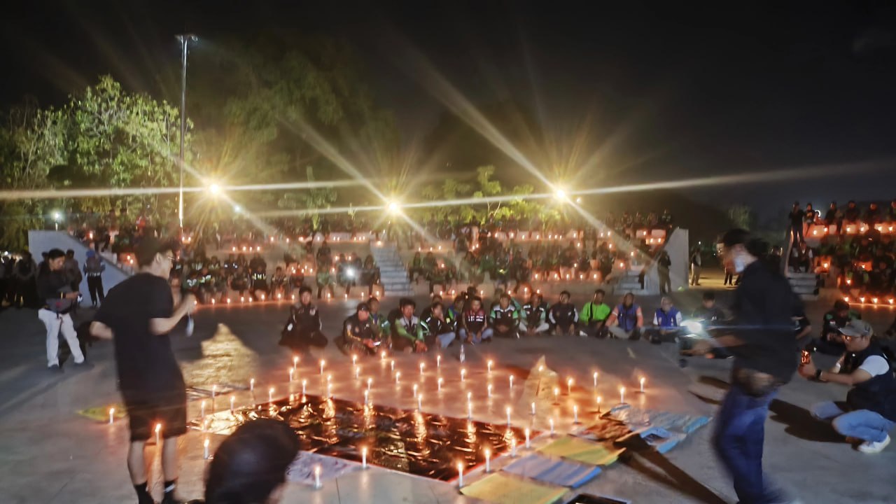 Aksi 1.000 Lilin, Ribuan Ojol Gelar Doa Bersama