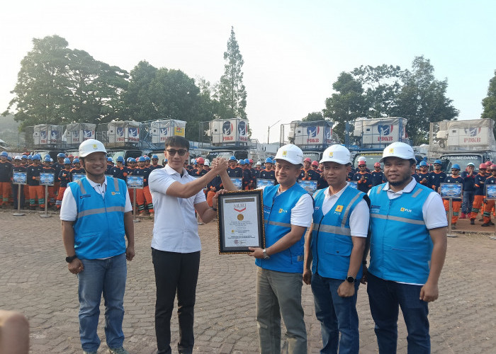 PLN UID Jabar Pecahkan Rekor MURI, 222 Teknisi Rawat Jaringan Listrik Tanpa Padam