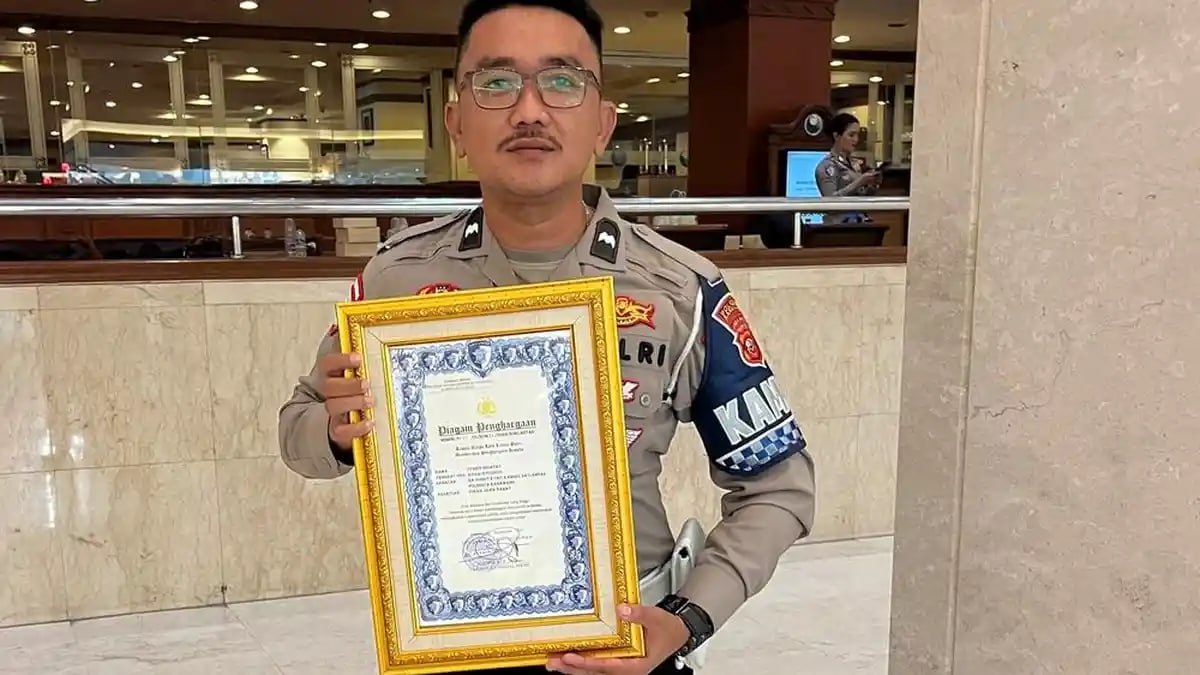 Aipda Syarif Raih Penghargaan Kapolri dan Kapolda Jabar, Tilang Humanis Jadi Sorotan
