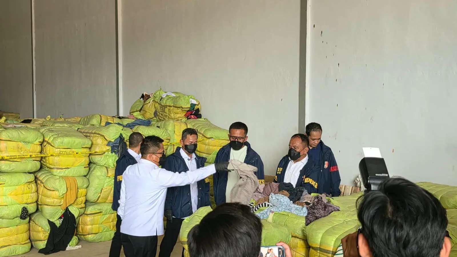 Bareskrim Polri Bongkar Gudang Pakaian Bekas Impor Ilegal di Subang, Kerugian Ekonomi Ditaksir Rp15 Miliar