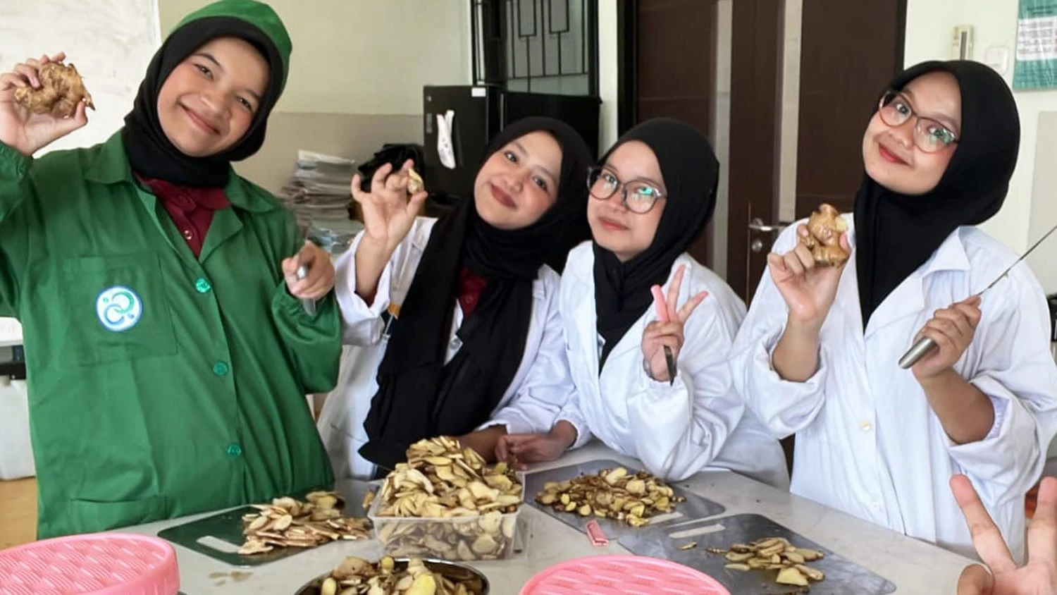 Inovatif! Mahasiswi POLSUB Sulap Limbah Daun Nanas Jadi Plester Pereda Nyeri Haid