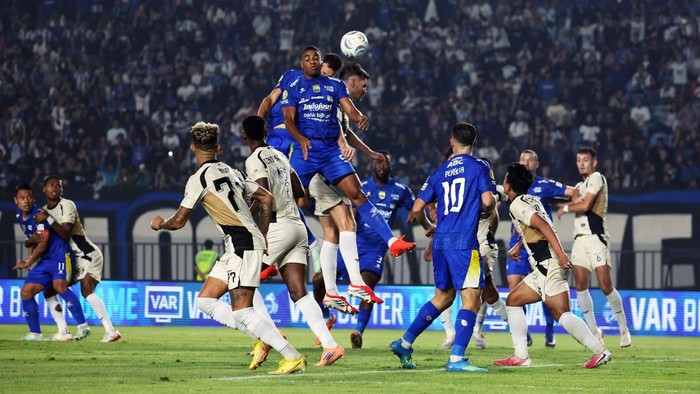 Sempat Tertinggal Dua Gol, Persib Bandung Bangkit dan Paksa Dewa United Berbagi Poin