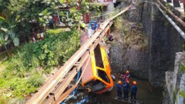 Kecelakaan di Puncak! Bus Elf Terjun ke Sungai akibat Rem Blong, Sopir Tewas