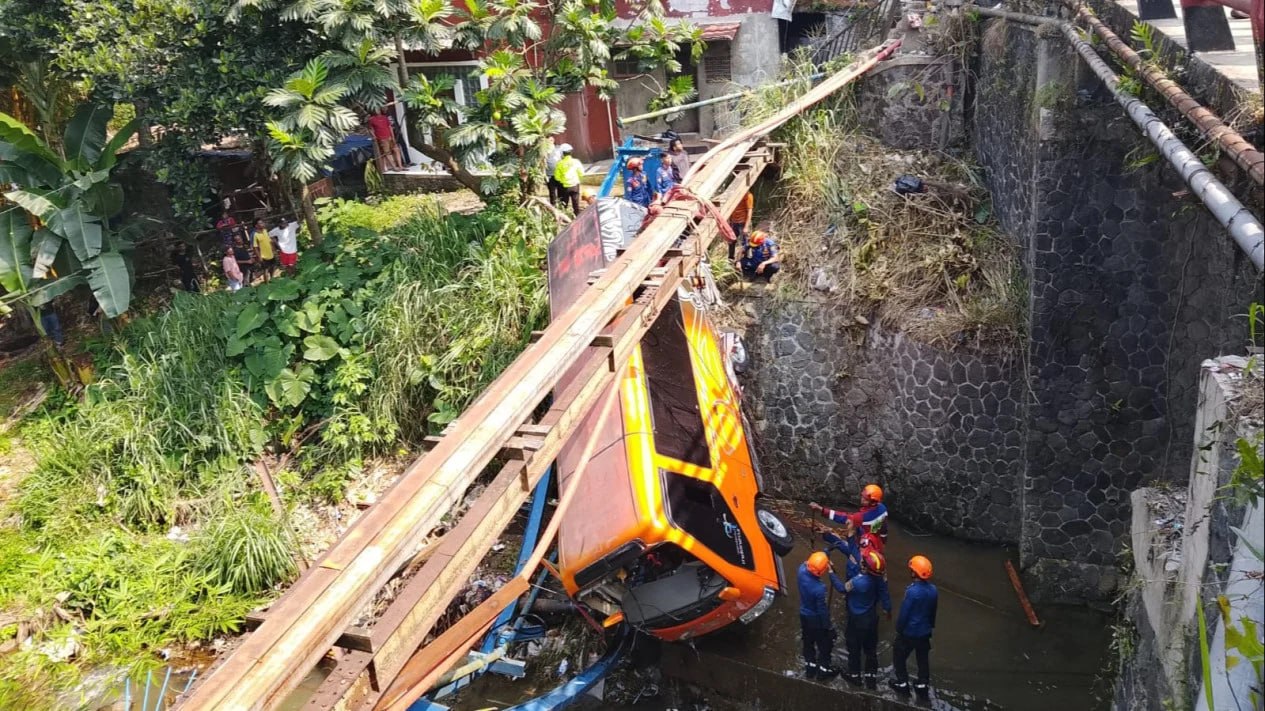Kecelakaan di Puncak! Bus Elf Terjun ke Sungai akibat Rem Blong, Sopir Tewas